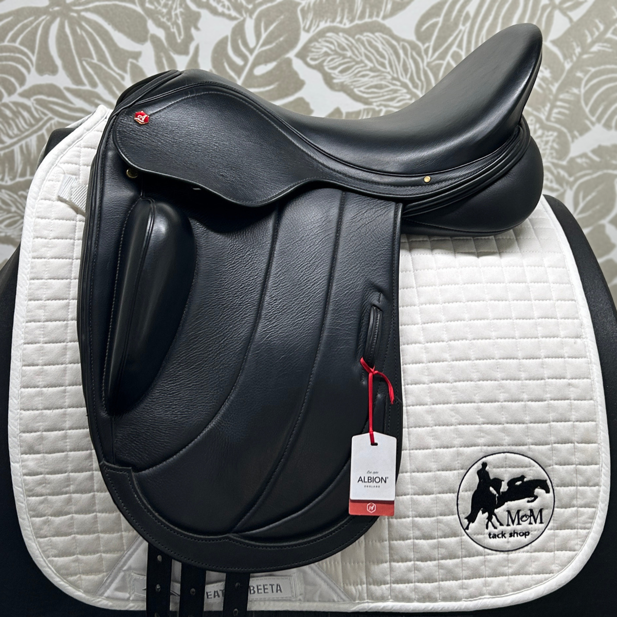 Albion Fabrento Dressage Saddle 18" Med/Wide Tree