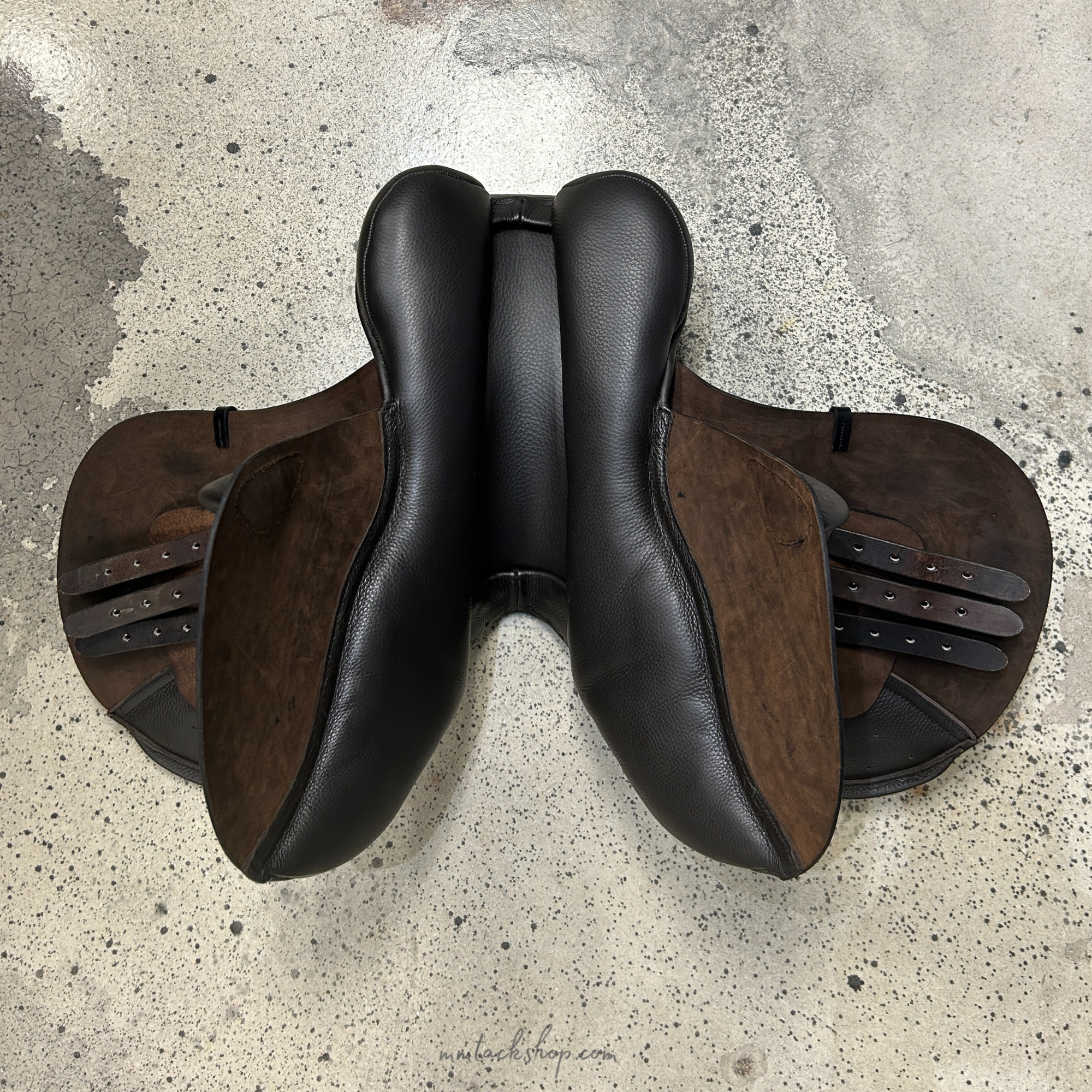 DEMO 17.5" Albion Kontrol Deep, Forward Flap Jump Saddle Medium