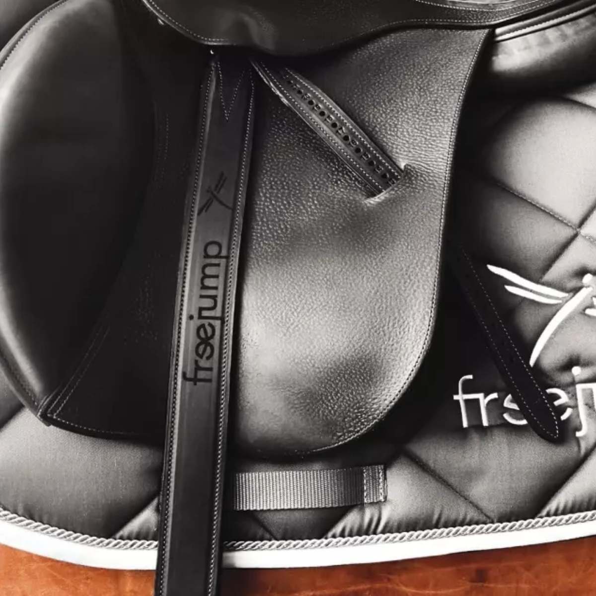 Freejump Classic Wide Stirrup Leathers, Black