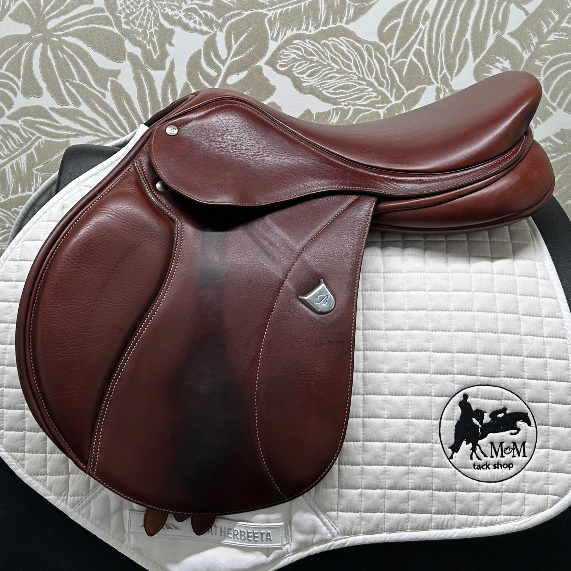 Used 17.5" Bates Elevation Close Contact Saddle