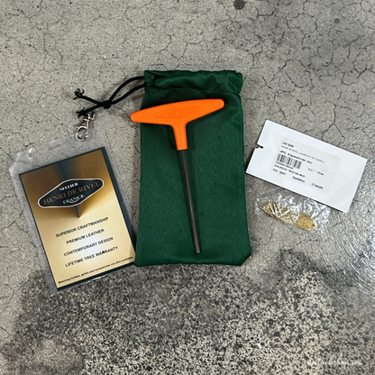 Image of the tags and accessories of Henri de Rivel&