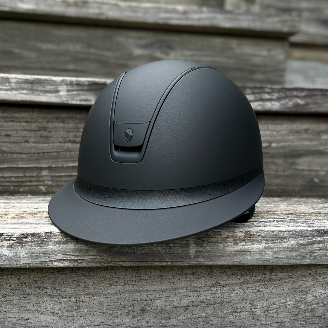 Samshield Miss Shield Shadowmatt Dark Line riding helmet on a wooden surface.