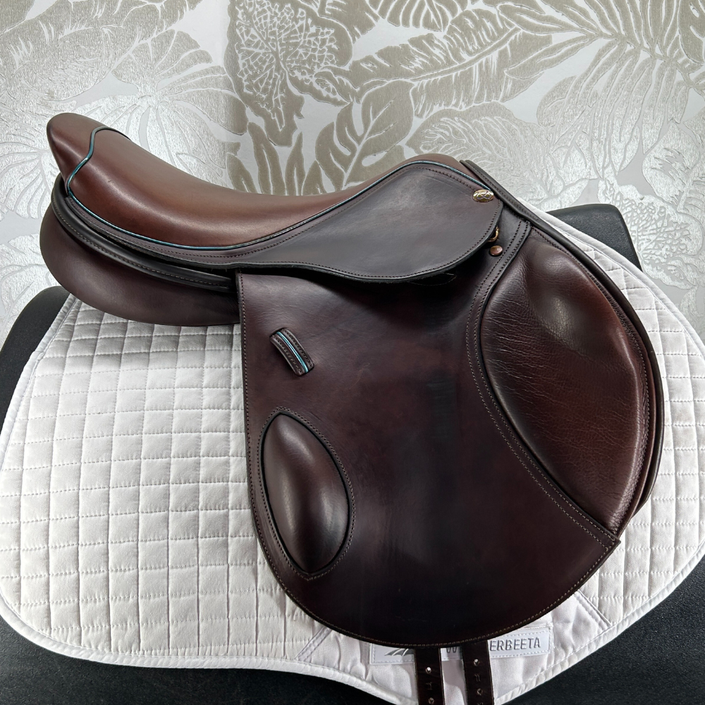 Image of 17.5" used Ryder Riviera Tropheé jump saddle's far side. 