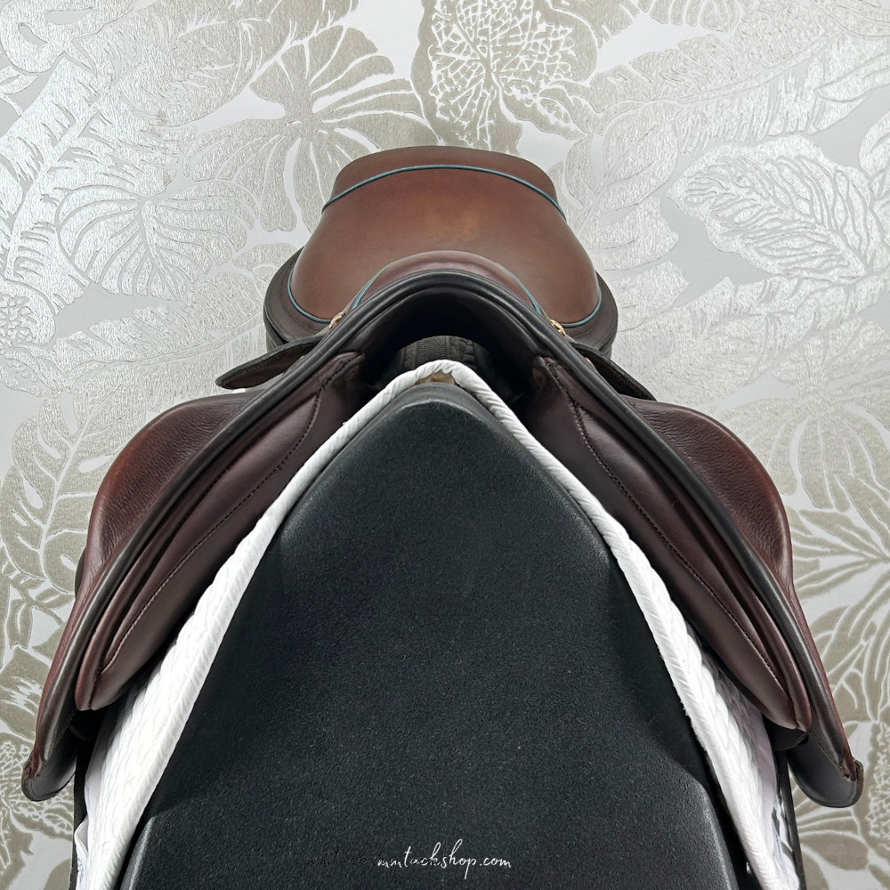 Image of 17.5" used Ryder Riviera Tropheé jump saddle's front. 