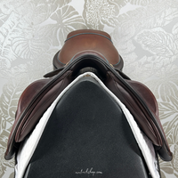 Image of 17.5" used Ryder Riviera Tropheé jump saddle's front. 