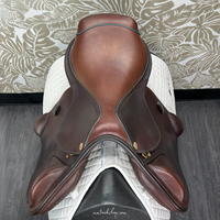 Image of 17.5" used Ryder Riviera Tropheé jump saddle's seat. 