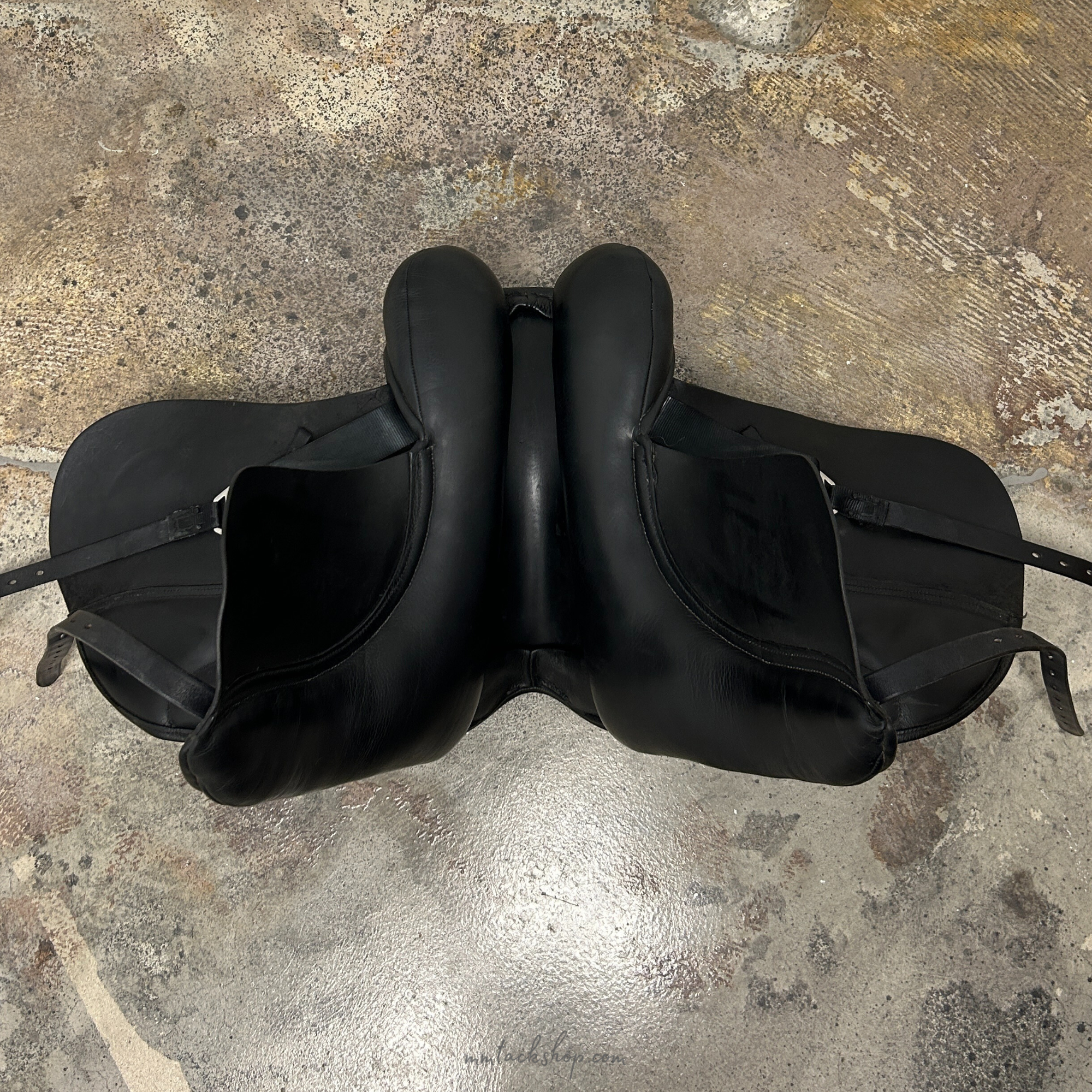 Used 17&quot; Custom Wolfgang Signature Solo Dressage Saddle