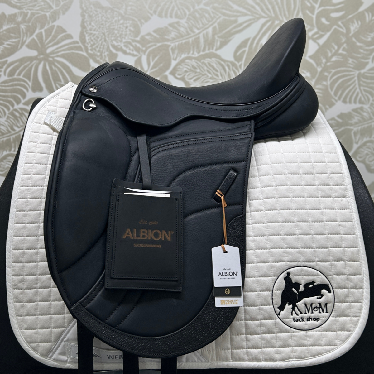 Albion Kontinuum Dressage Saddle 17.5" Med/Wide