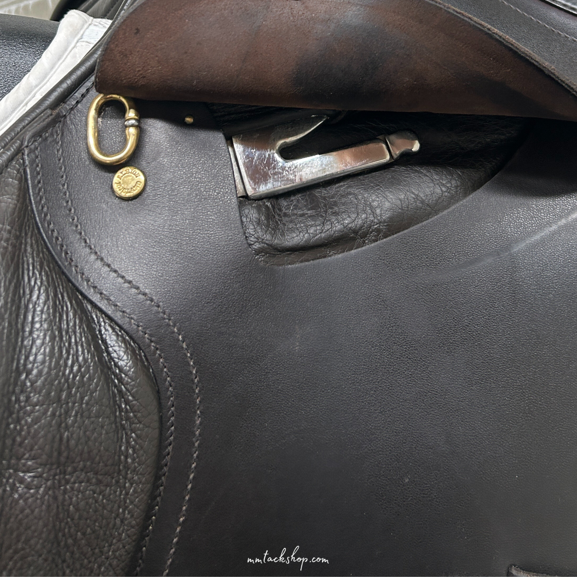 Close up of the near side bar on a dark Havana demo 17.5", medium wide demo Albion jump saddle.