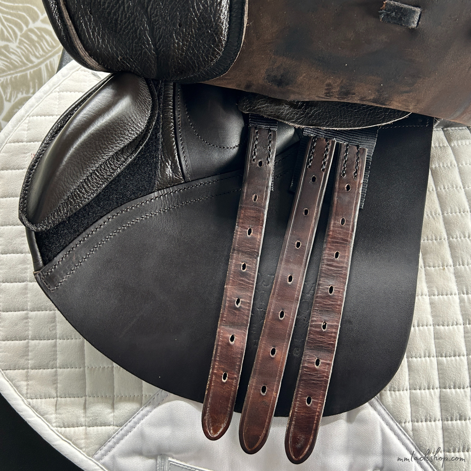 Close up of the uncovered billets on a medium wide demo 17.5", flat forward, dark Havana Albion jump saddle.