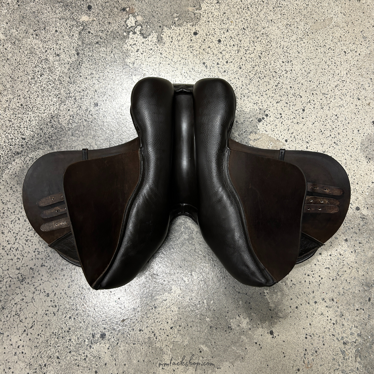 The panels of a dark Havana demo 17.5" flat, forward, medium wide Albion jump saddle.