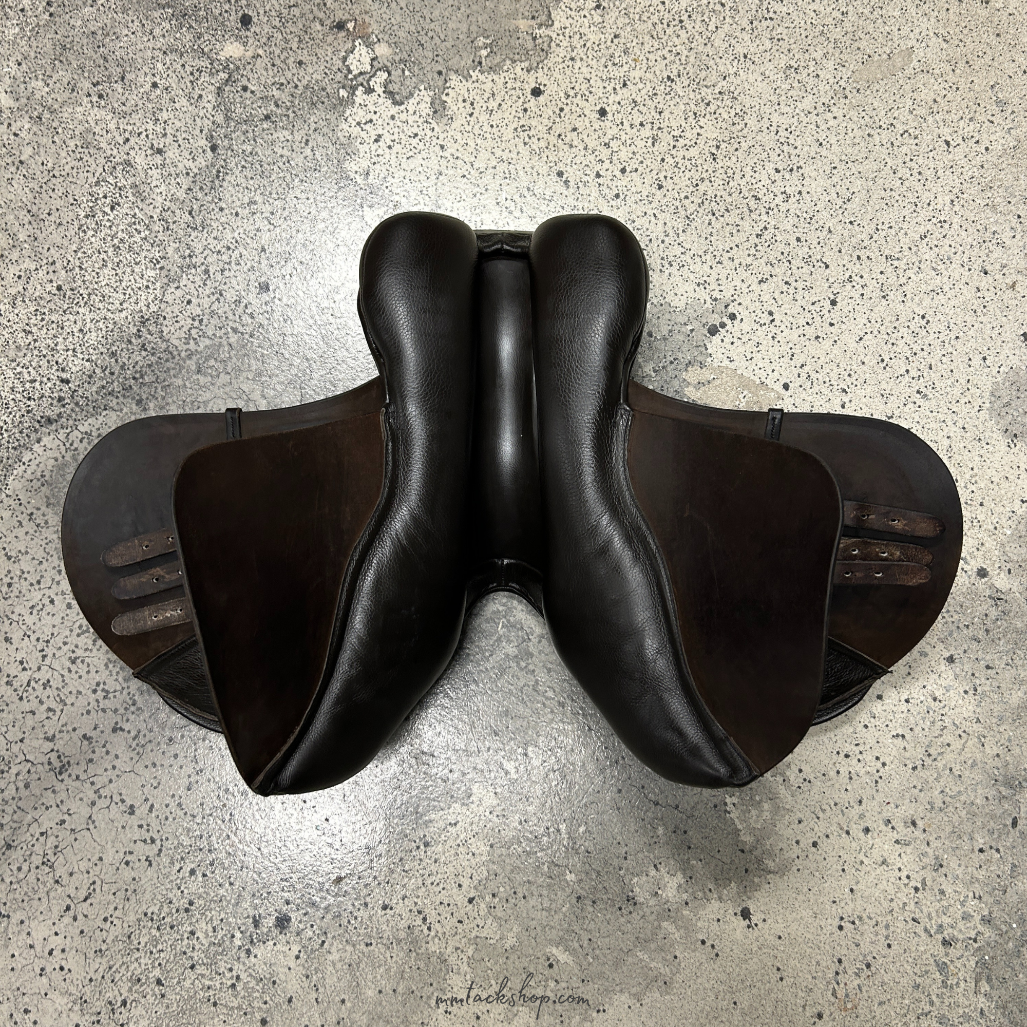 DEMO 17.5" Albion Kontrol Deep, Forward Flap Jump Saddle, Medium/Wide