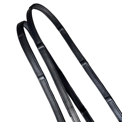 Close up of the grip Calf lined KL Select Red barn black reins with pin ends.